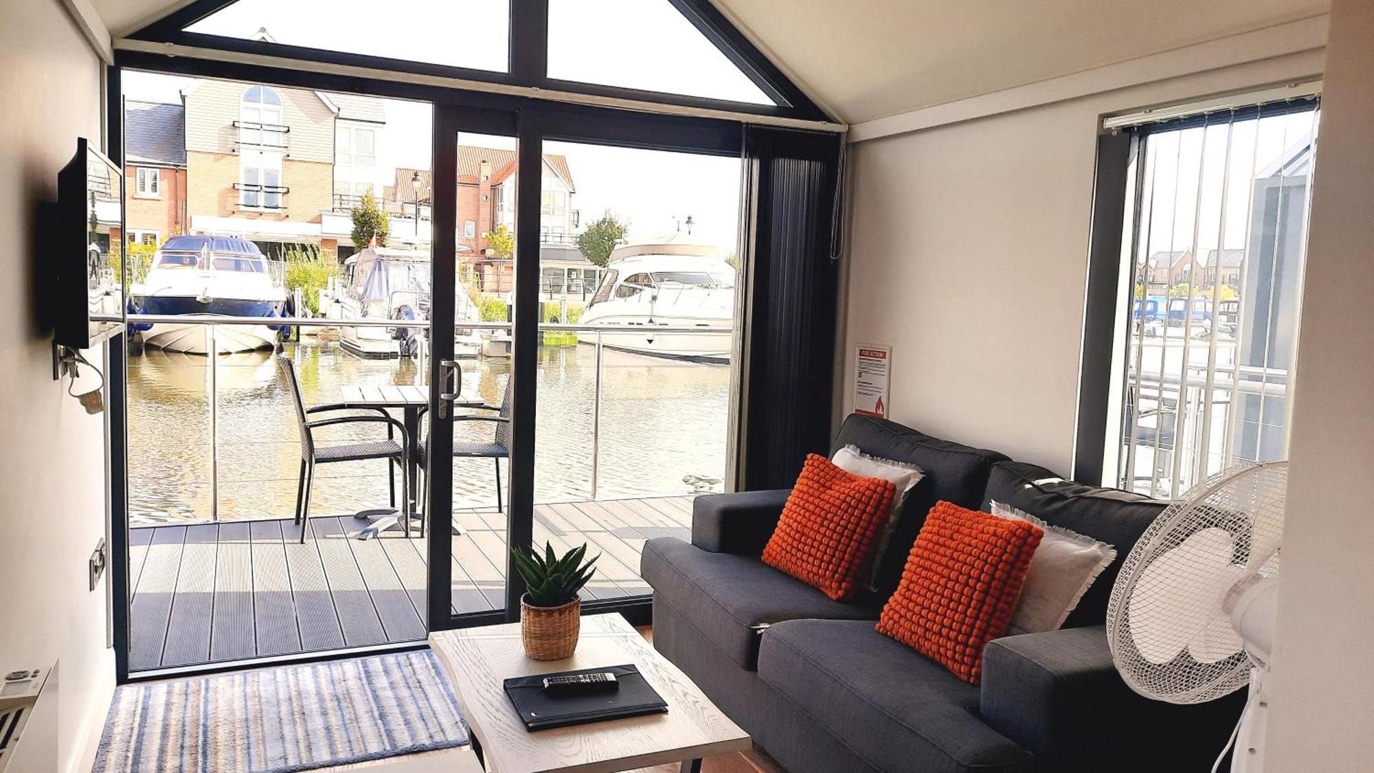Lincoln Floating Holidays Bagian luar foto